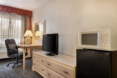 Baymont by Wyndham Des Moines North image 3