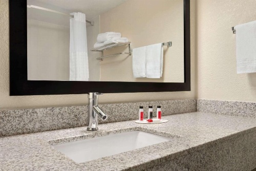 Baymont by Wyndham Des Moines North image 38