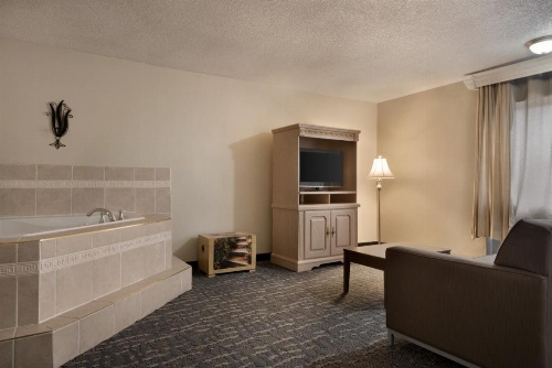 Baymont by Wyndham Des Moines North image 7